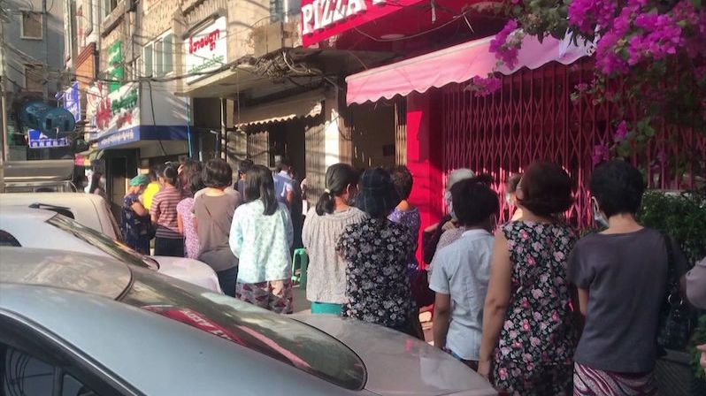Vojáci v ulicích, fronty na tržištích, nefunguje radio, televize. Tak vypadá vojnský puč v Barmě