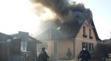 Plameny zasáhly rodinný dům u Prahy, škoda je čtyři miliony