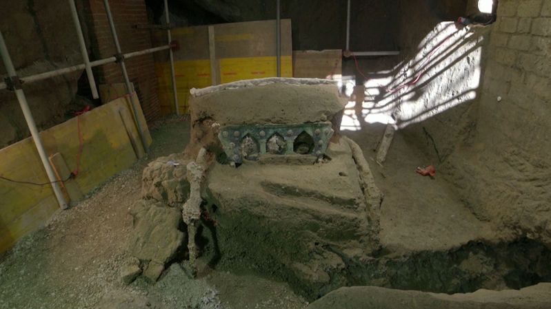 Fantastický objev, u Pompejí našli zachovaný obřadní kočár