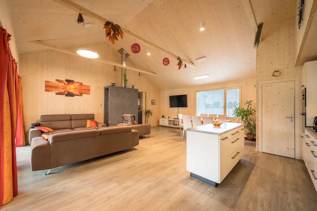 Hlavní místností domova je obývací pokoj propojený s kuchyňským koutem a jídelnou.