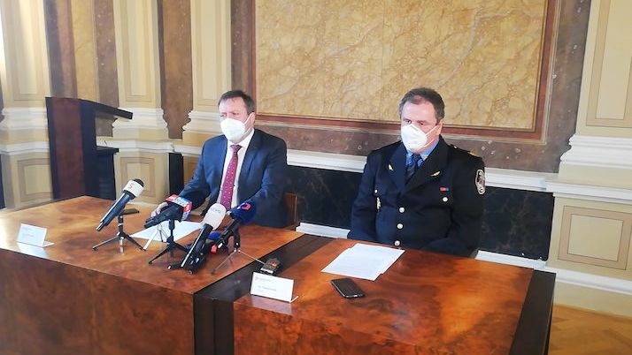 Policie stále prověřuje zásah strážníků proti muži bez roušky v Uherském Hradišti