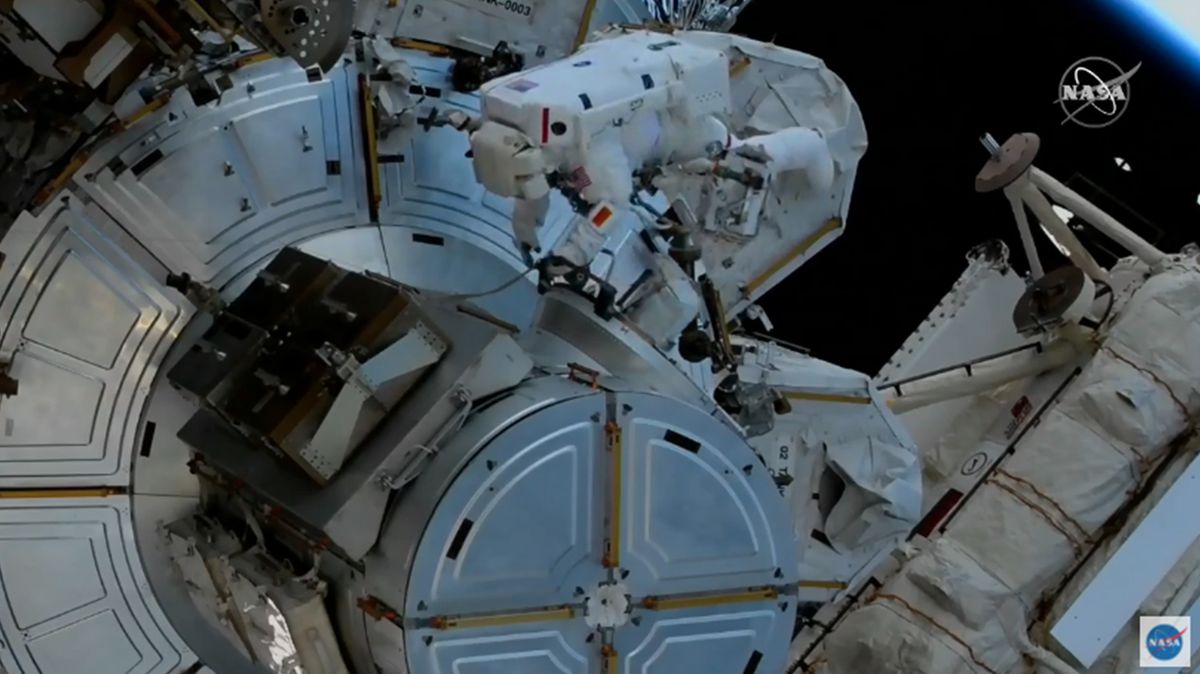 Astronauti při neplánované misi vně ISS upravili systém chladicích hadic. Zápolili se čpavkem