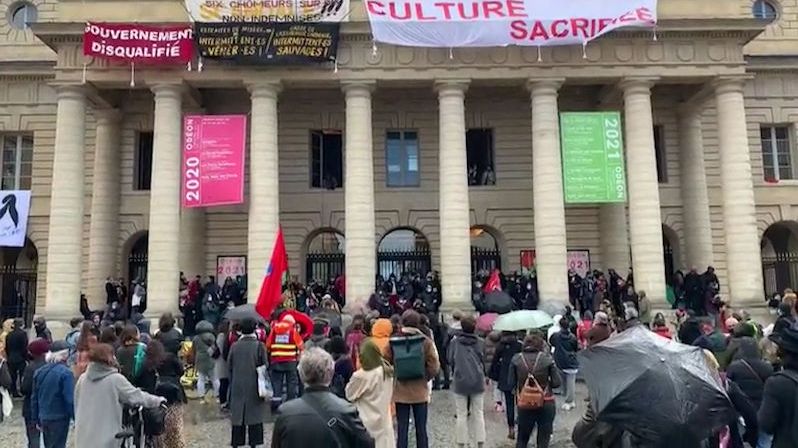 Francouzi okupují divadla, požadují jejich otevření