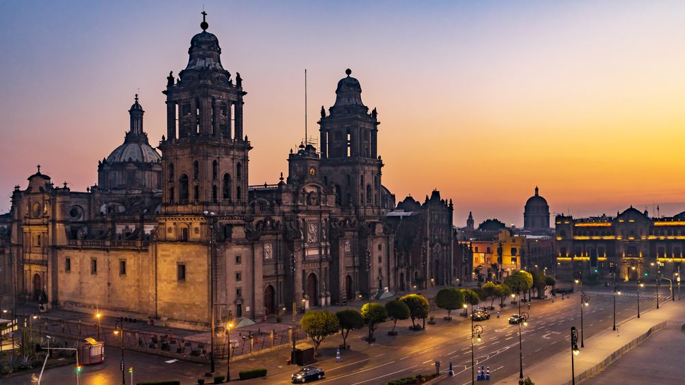 Na stavbu mexické Metropolitní katedrály byl použit materiál ze zbořeného chrámu aztéckého boha války. 