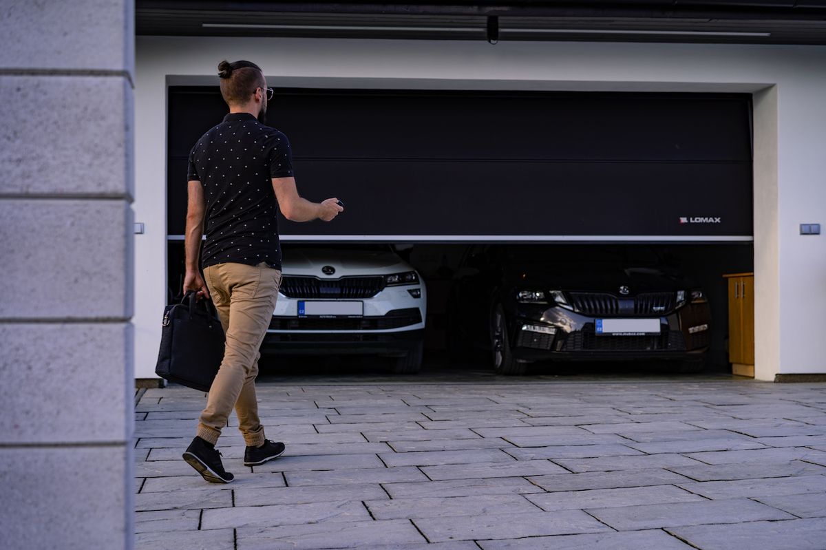 Sekční garážová vrata jsou prostorná, protože za nimi „bydlí“ obvykle dvě rodinná vozidla.