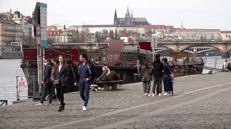 Na tisícovce míst v Praze včetně náplavek by mohl v noci platit zákaz pití alkoholu