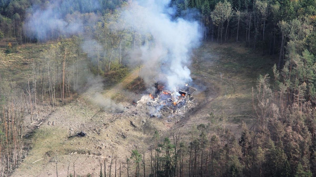 Explozí zničený sklad munice ve Vrběticích (16. října 2014)
