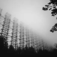 Vojenský radar Duga nese mnoho přezdívek. Oko Moskvy, Ruský datel či Desetiherzák podle zvuku, který radar vydával. Když jste na místě a část gigantického vysílače se vám ztrácí v mlze, nezbyde vám než uznale pokývat hlavou.