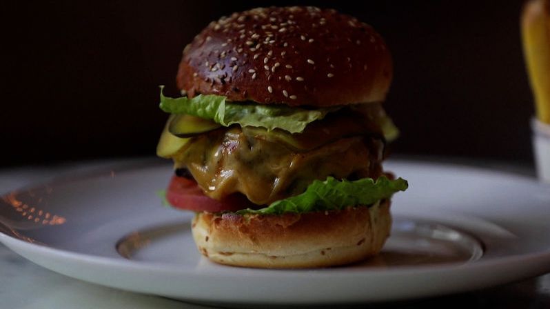 Michelinská restaurace začala rozvážet burgery za zlomek ceny a slaví úspěch