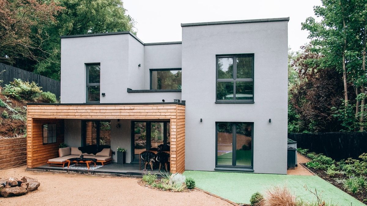 Pár postavil ekologicky ohleduplný dům za pouhých šest týdnů. Nyní je na prodej za 24 milionů