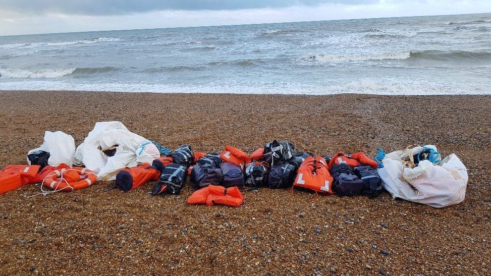 Moře vyplavilo na pobřeží Anglie tunu kokainu. Nesly ho záchranné vesty