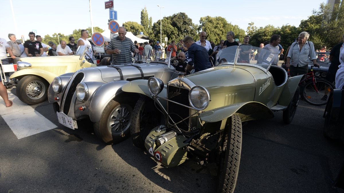 Do Prahy dorazili účastníci závodu historických aut 1000 mil československých