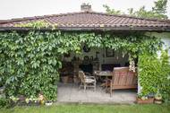 Zahradní altán je tu prostorem k téměř celoročnímu posezení.
„Jsem bohužel, vedle knih, sběratel všeho. I nefunkčních hodin.“

