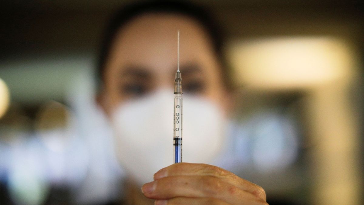 Několik lidí v Česku už dostalo třetí dávku vakcíny