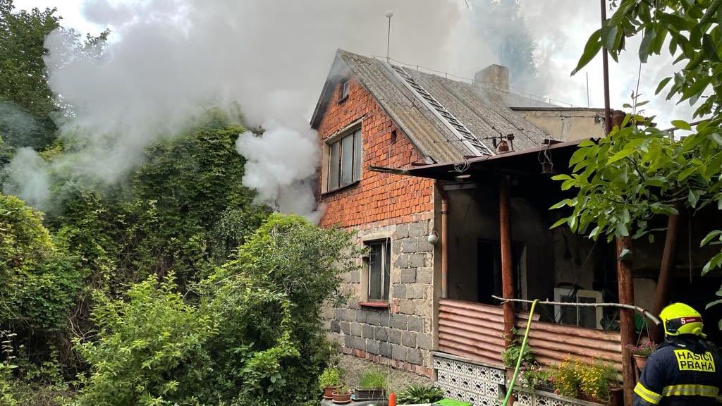 V hořícím rodinném domě v Praze našli hasiči mrtvolu