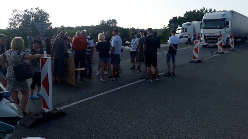 Pendleři zablokovali dálnici na Slovensko