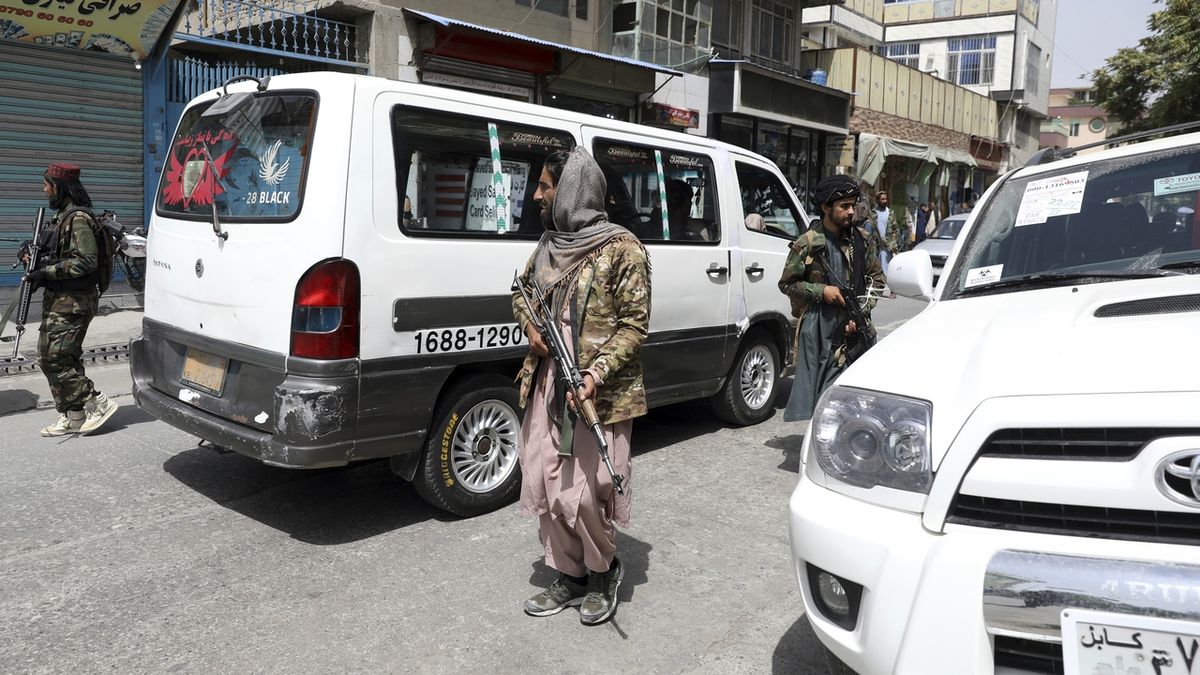 Tálibové obklíčili letiště v Kábulu, nechtějí tam pouštět Afghánce