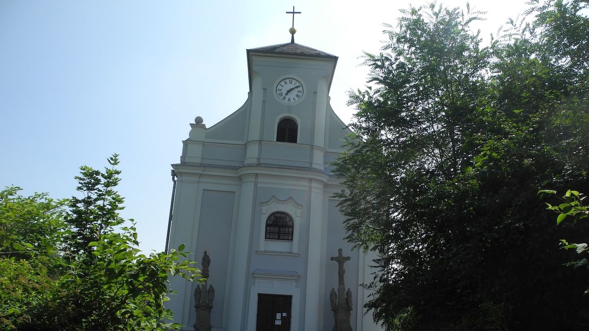 Obyvatelé Karviné bojují peticí za záchranu šikmého kostela
