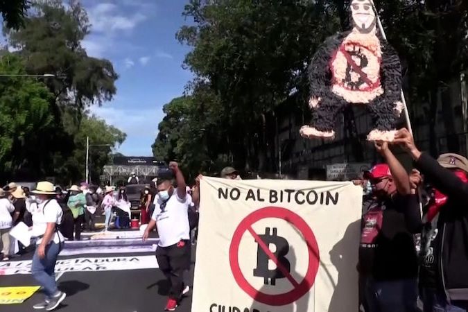 BEZ KOMENTÁŘE: V Salvadoru tisíce lidí protestovaly proti prezidentovi a bitcoinu