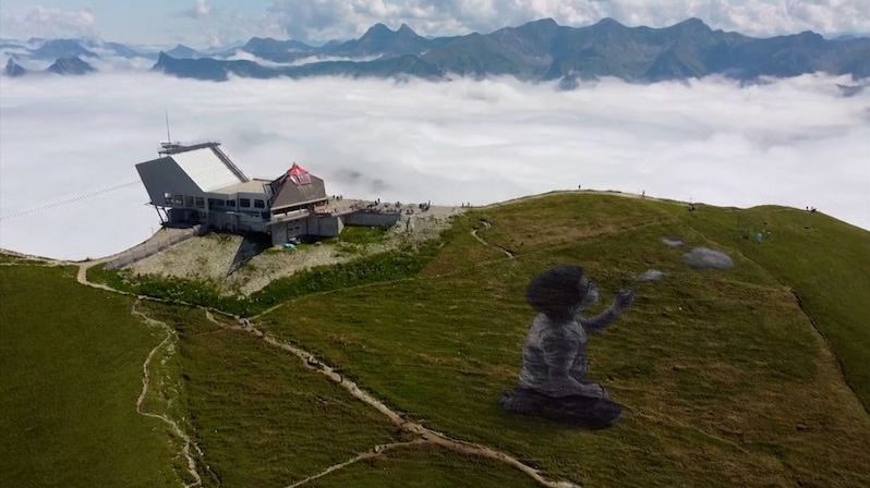 Vrchol hory ve švýcarských Alpách pokrylo obří graffiti