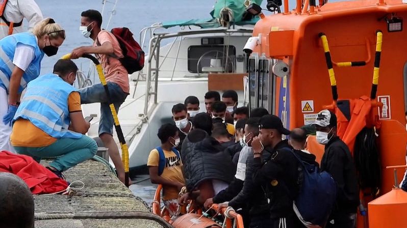 U Španělska pohřešují tucet migrantů, dva zachránili