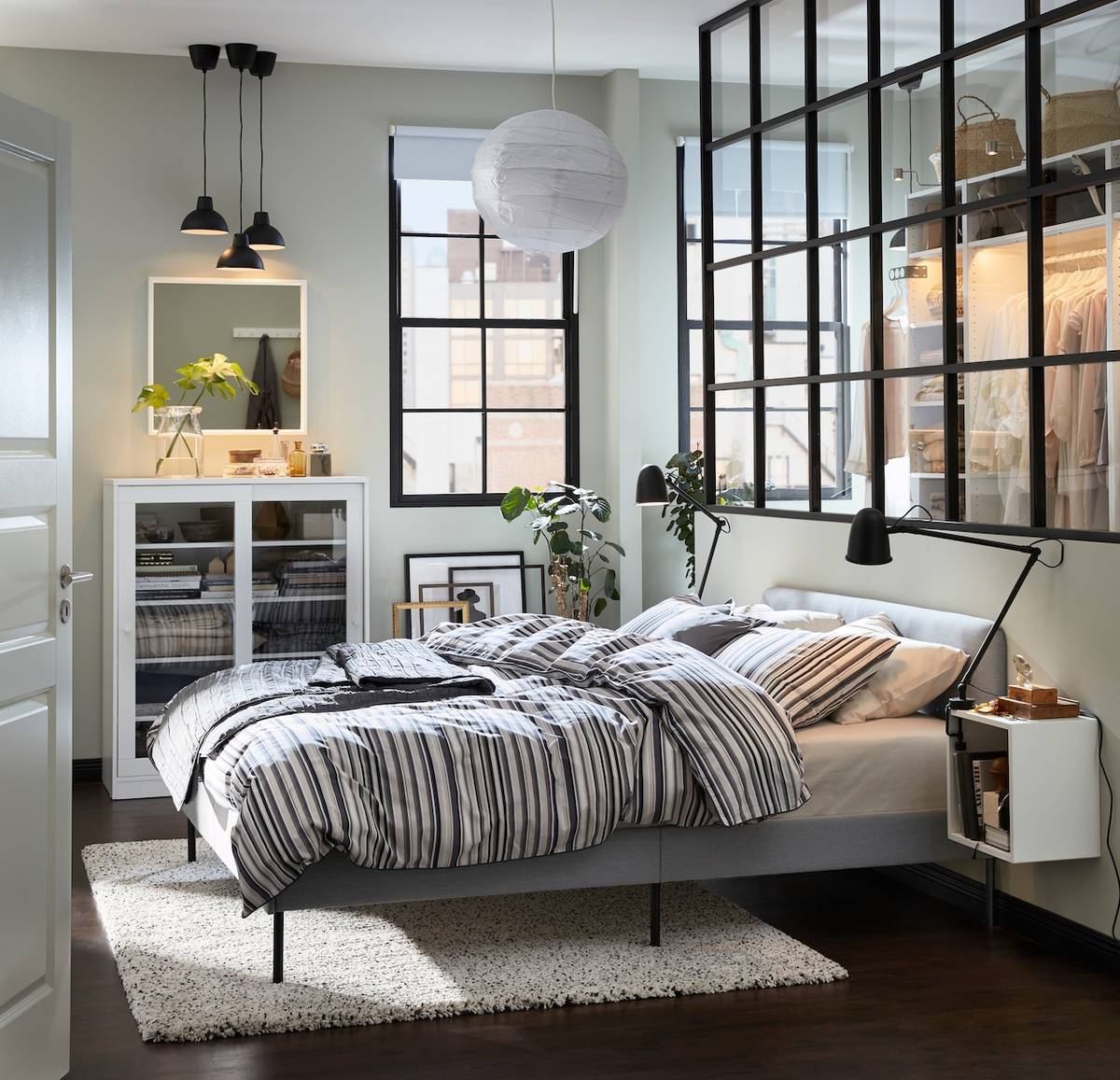 V místnostech, kam by se příliš mnoho bytového textilu nehodilo, jej může dobře zastoupit například čalouněný rám postele. Model Slattum v rozměru 160x200 cm stojí 3490 Kč.