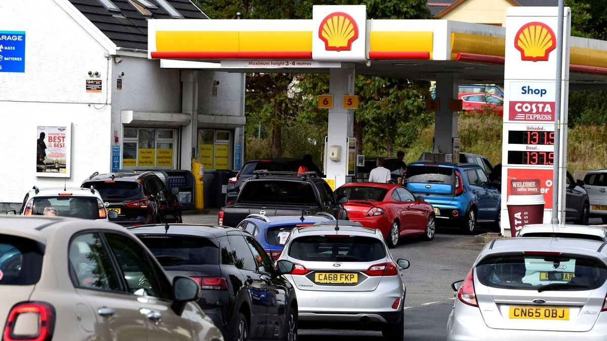 Benzinová krize: Británii chybí 100 tisíc řidičů, chce vydávat víza