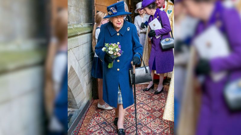 Pětadevadesátiletá britská královna se na veřejnosti po letech objevila s hůlkou