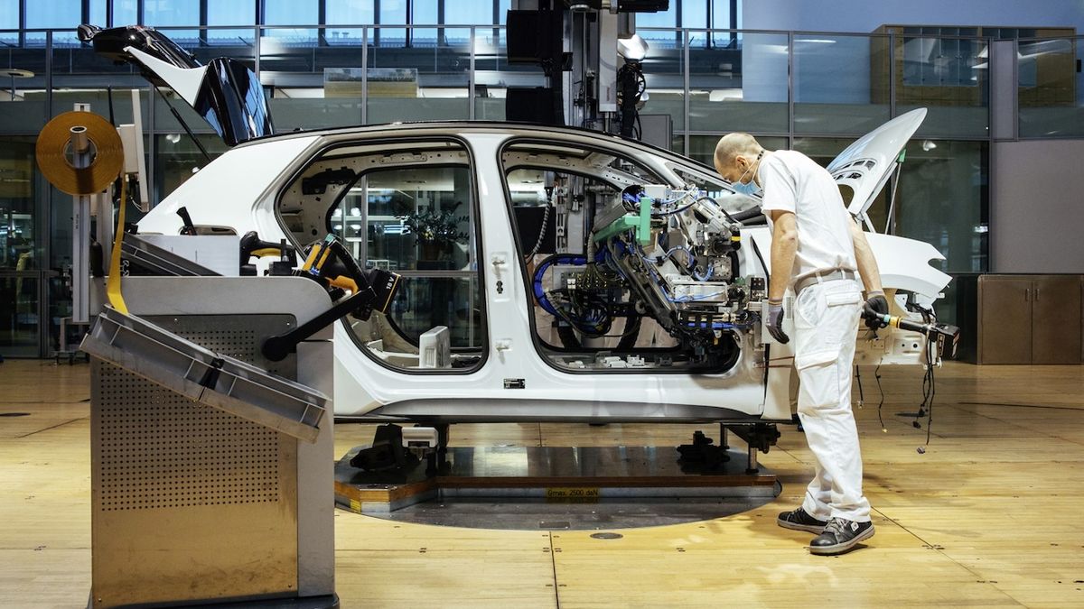 Volkswagen navyšuje výrobu rychleji, než se čekalo. Pokračuje také Renault v Moskvě