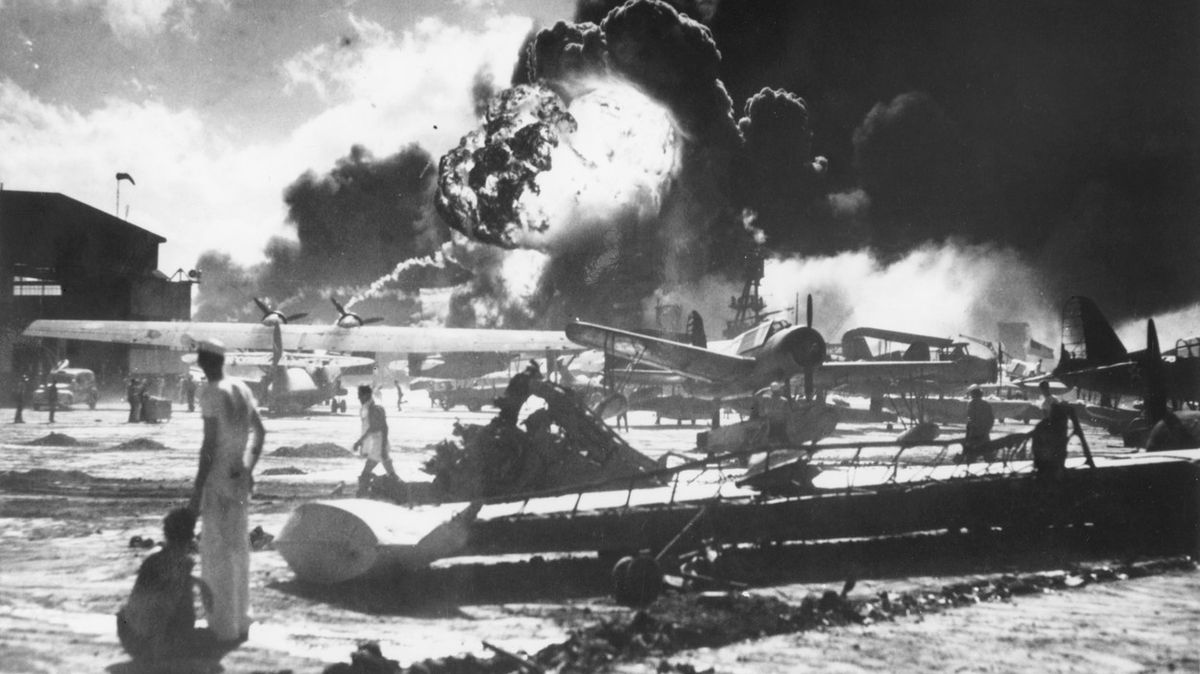 Americká letadla Kingfisher a Catalina při japonském útoku na Pearl Harbor