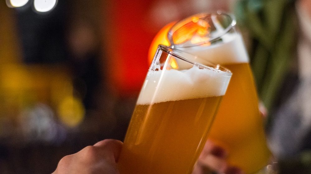 Dvě třetiny piv teď lidé konzumují doma