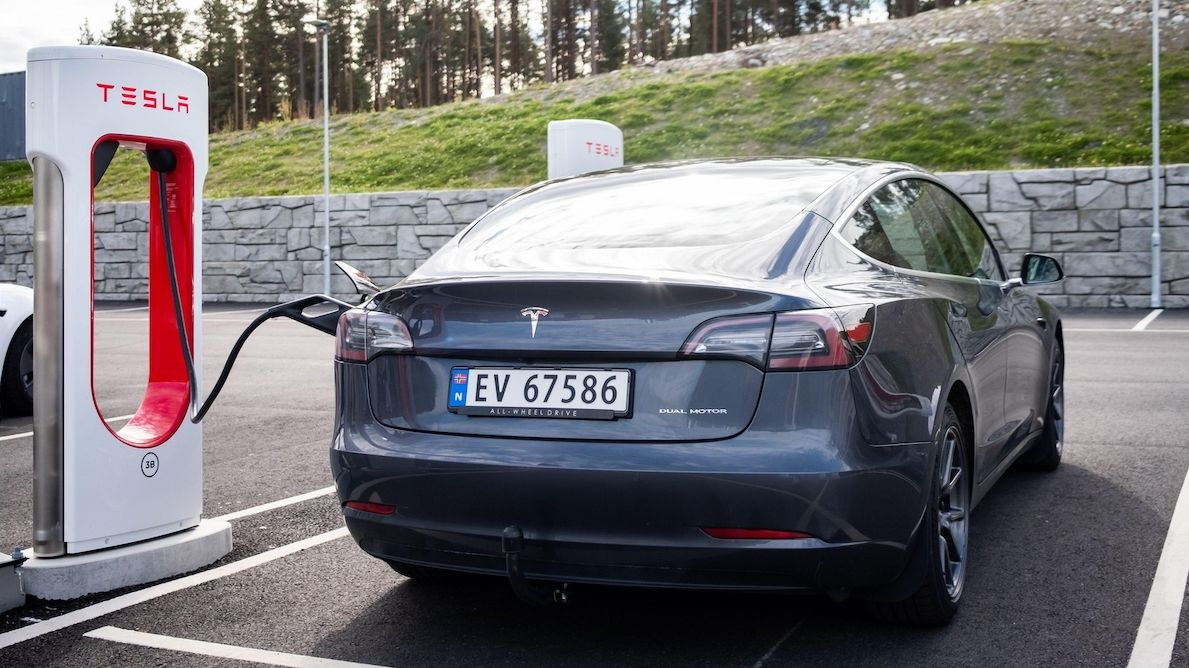 Dvě třetiny automobilového trhu v Norsku mají elektromobily