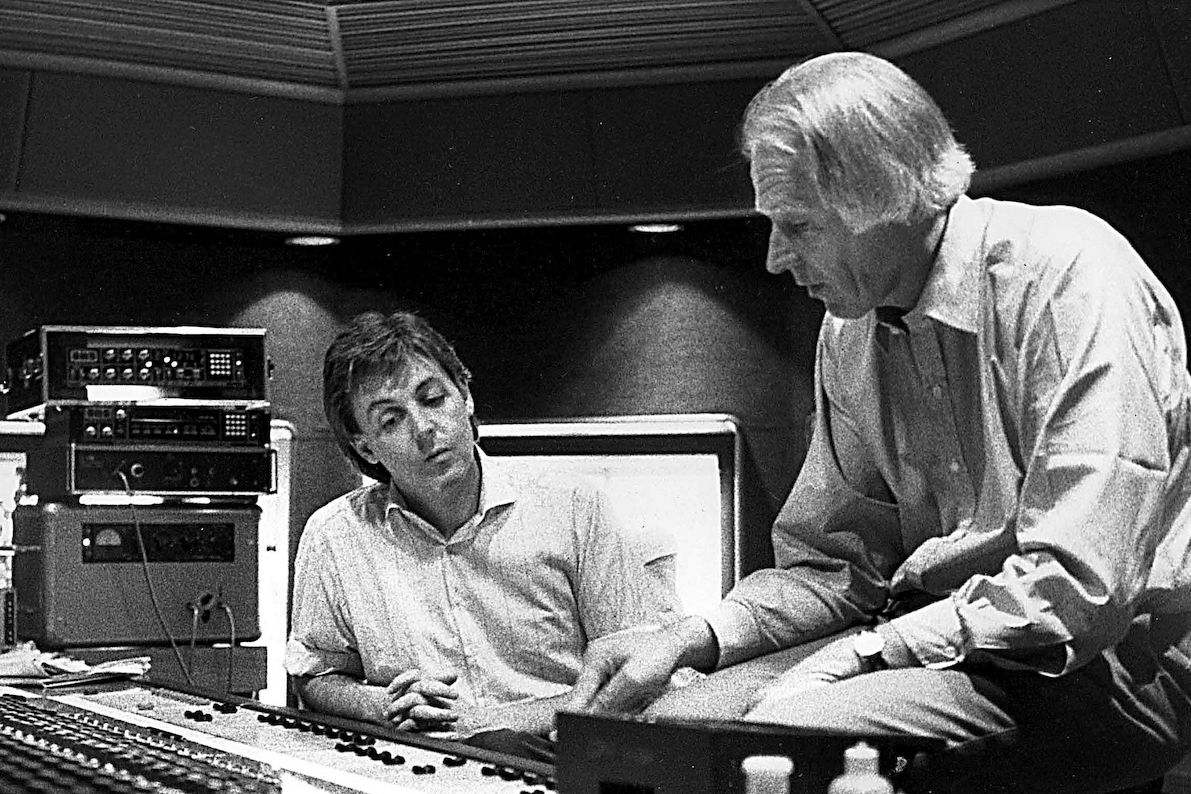 Paul McCartney a George Martin v roce 1980 ve studiu. 