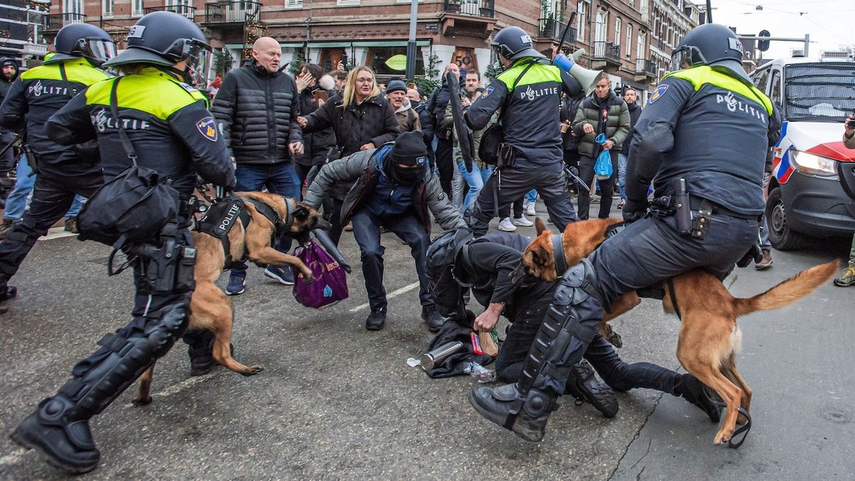 Brutální zásah policistů proti demonstrujícím v Amsterdamu bude mít dohru