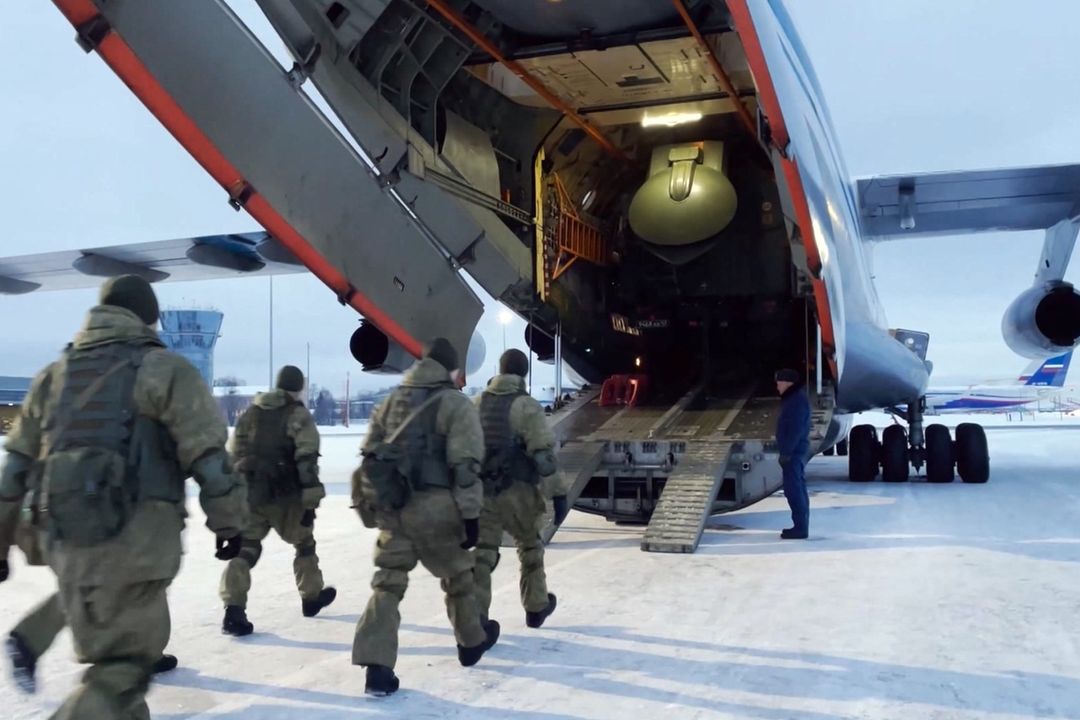 Ruští výsadkáři nasedající do Il-76, který je přepravil do Kazachstánu 