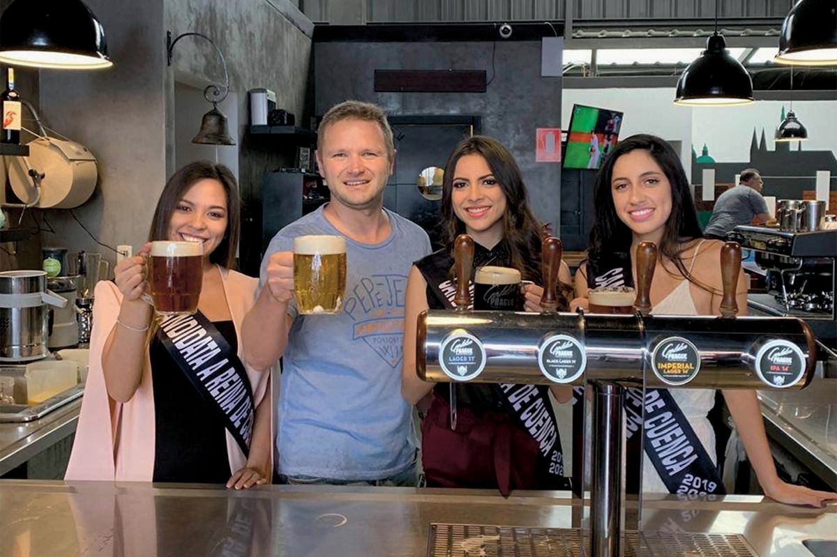 Šéf pivovaru s finalistkami ekvádorské soutěže Miss, kterou podnik sponzoruje. 