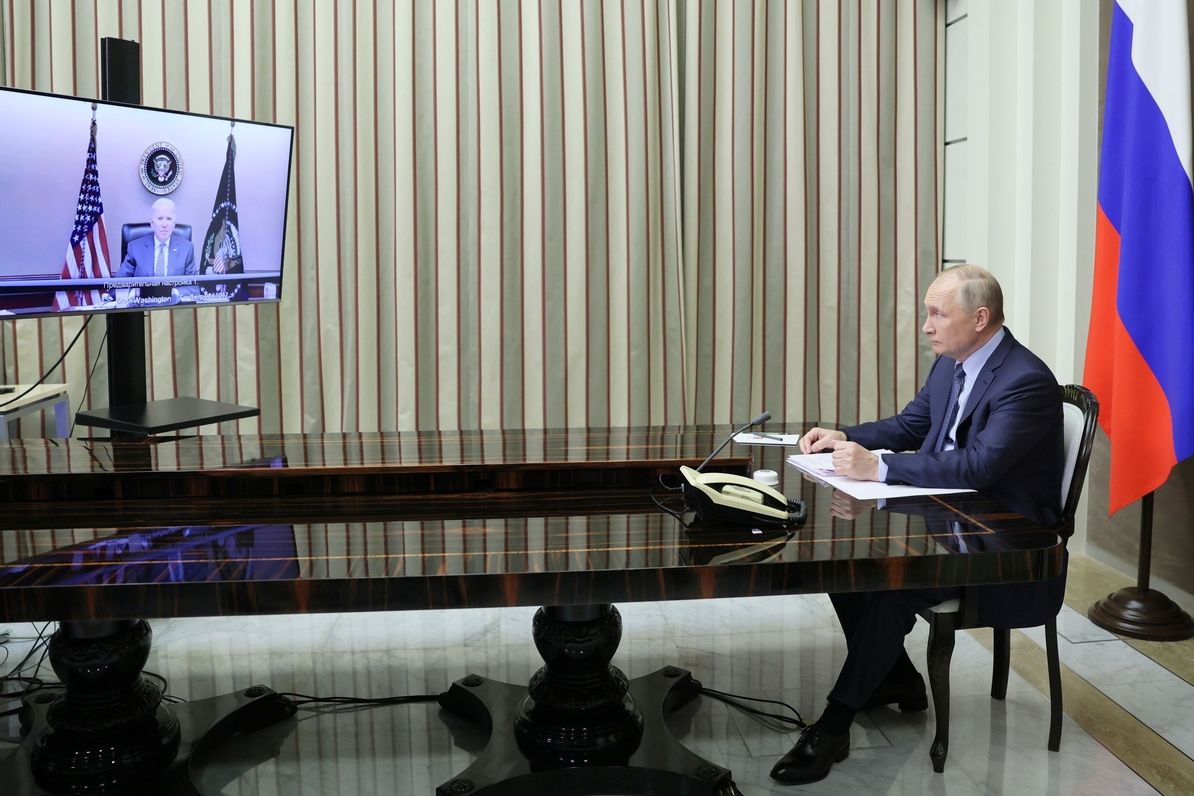 Ruský prezident Vladimir Putin při rozhovoru s americkým prezidentem Joem Bidenem.