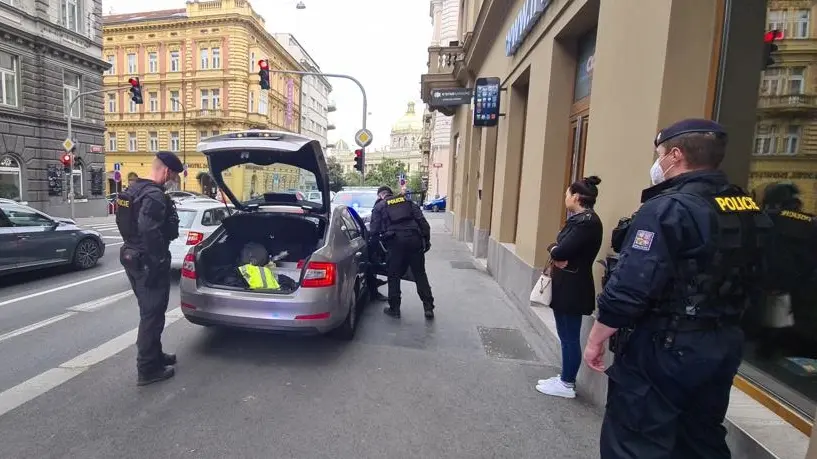 Policisté kontrolují auto falešného policisty