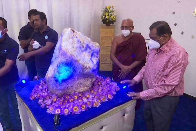 BEZ KOMENTÁŘE: Na Srí Lance nalezli obří modrý safír