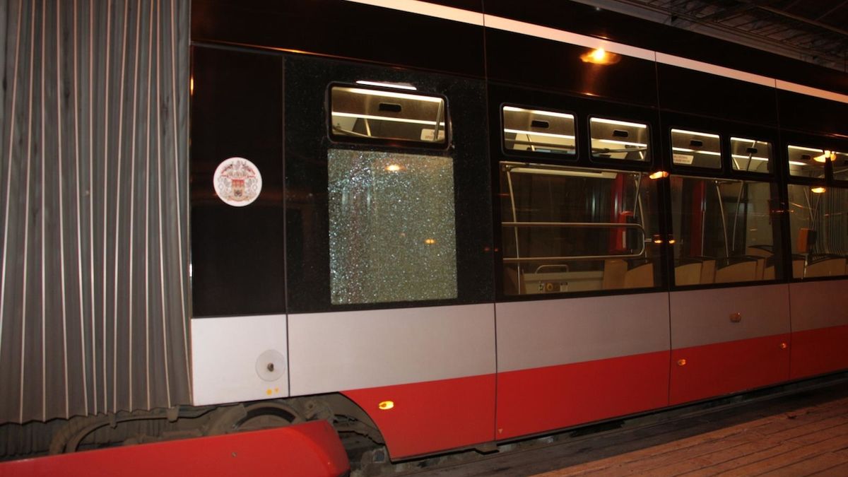 Dvě rozbitá okna u tramvaje