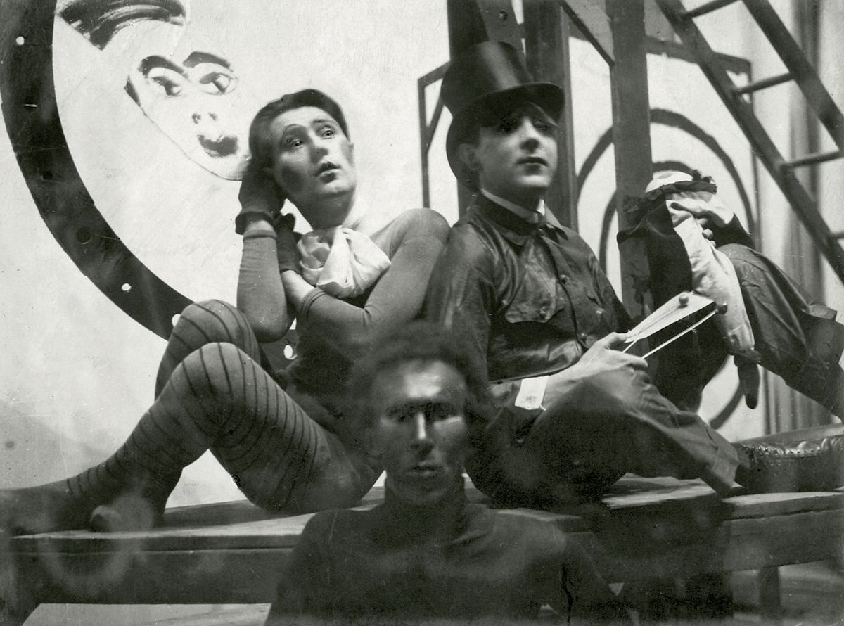 Inscenace Aristofanovy hry Když ženy něco slaví v divadle Na Slupi 1926. Karel Teige dole uprostřed.