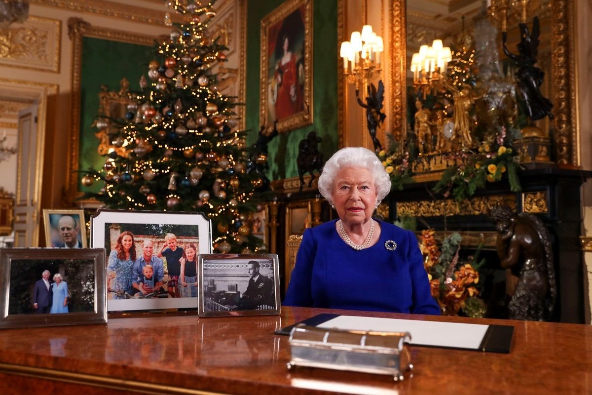Vánoční projev Alžběty II. z roku 2019. Na stole prý měla být i fotgorafie Harryho, Meghan a Archieho, královna se ji však rozhodla odstranit.