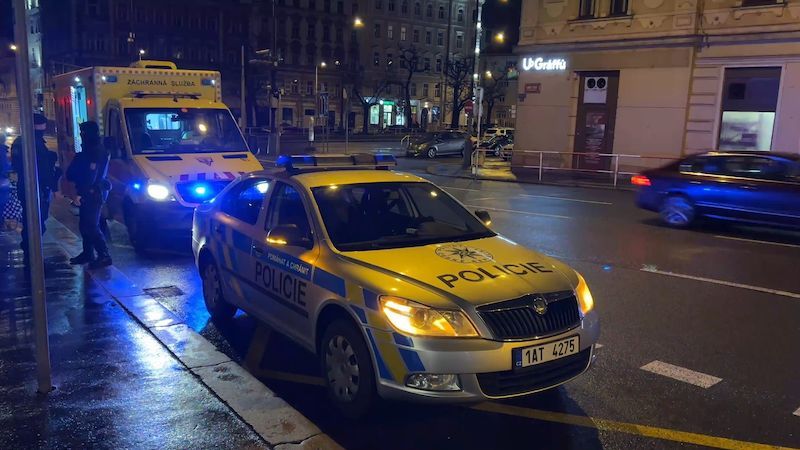 Auto v centru Prahy srazilo chodce a ujelo, po řidiči pátrá policie