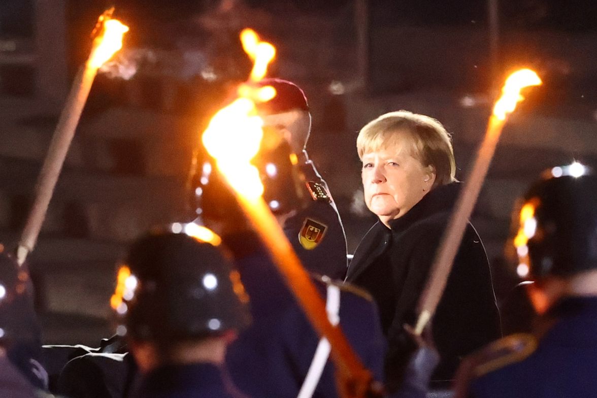 Odcházející kancléřka Angela Merkelová na rozloučení s armádou