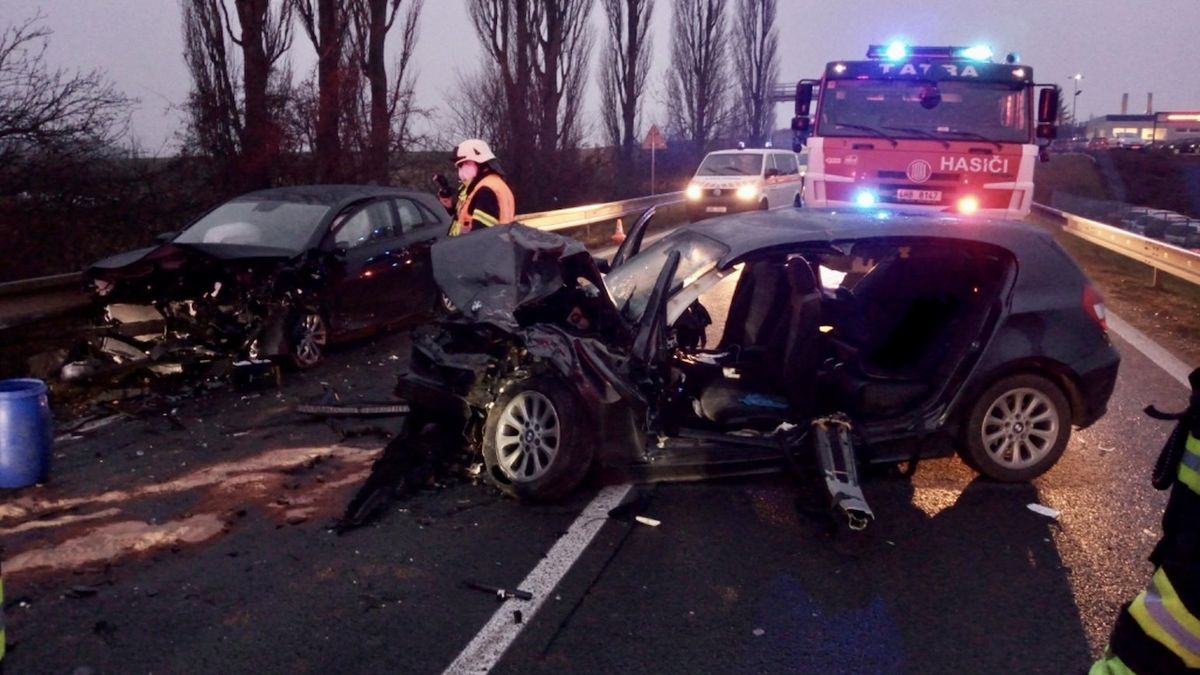 Při nehodě u Hradce Králové se srazila dvě osobní auta