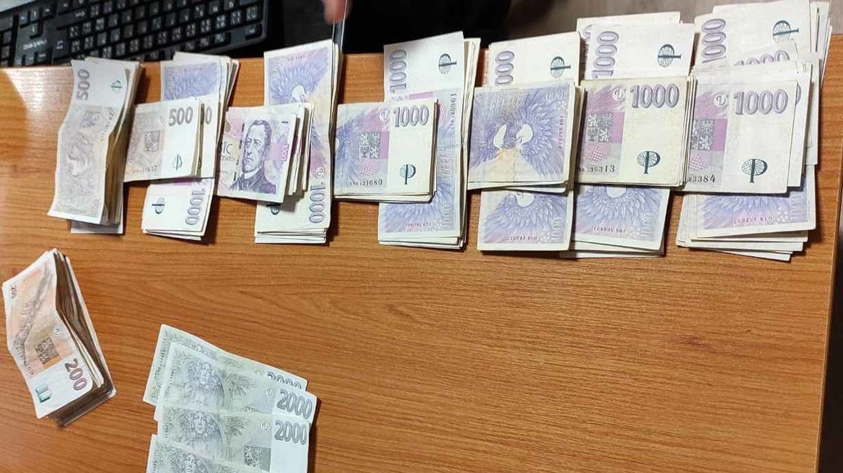 Bankomat na Rychnovsku sypal peníze. Muž nasbíral 144 tisíc
