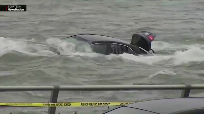 Řidička sjela autem do vody u Niagarských vodopádů, už ji nezachránili