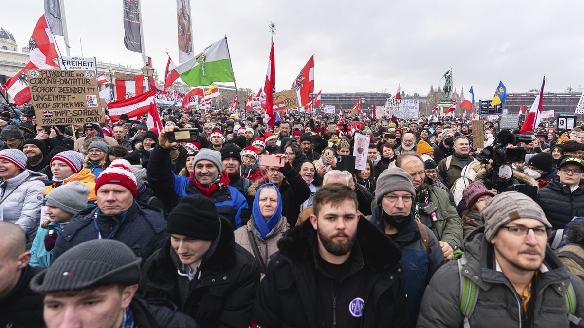 Do vídeňských ulic vyrazilo 20 000 demonstrantů. Vadí jim povinné očkování