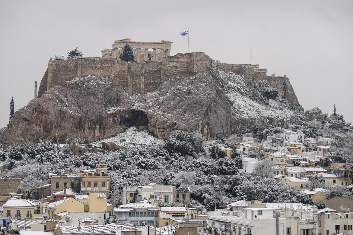Řeckou metropoli zasypal sníh. Nezvyklý pohled se naskytl i na antickou akropoli.