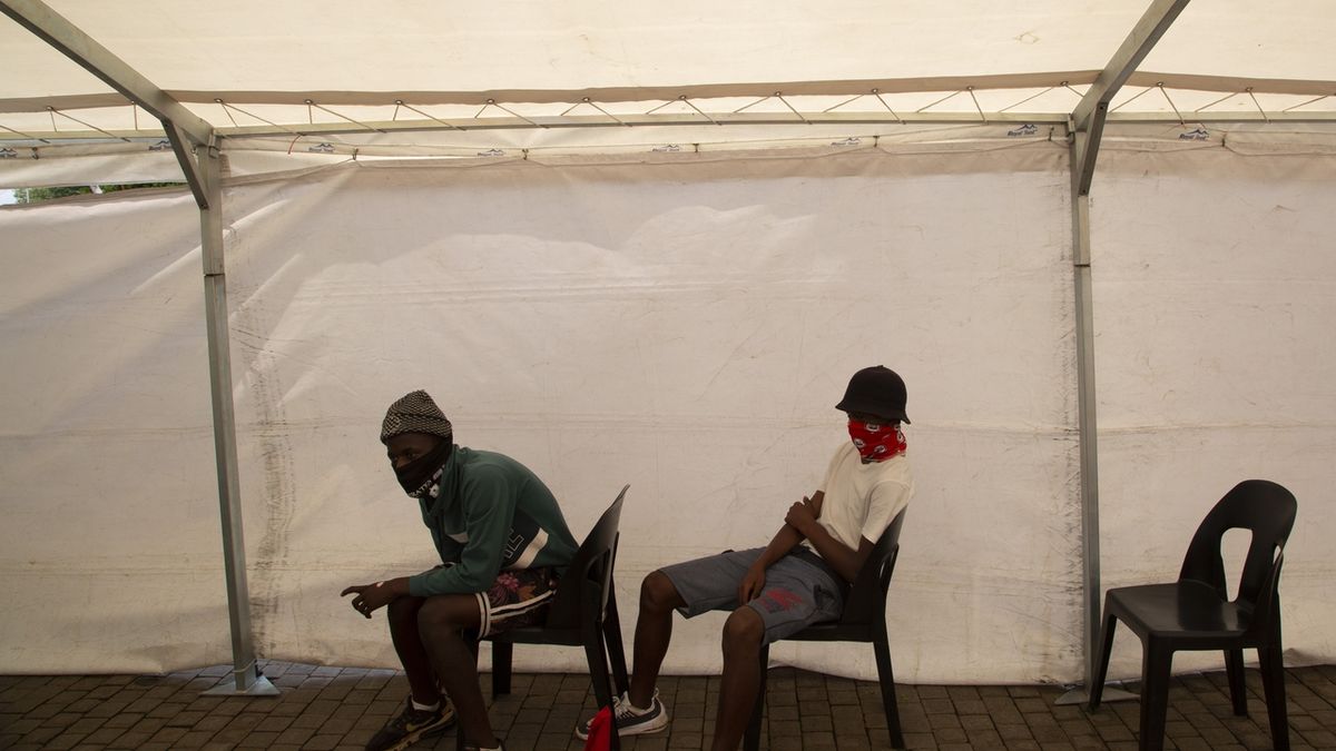 Lidé čekající na testování v Sowetu v JAR 